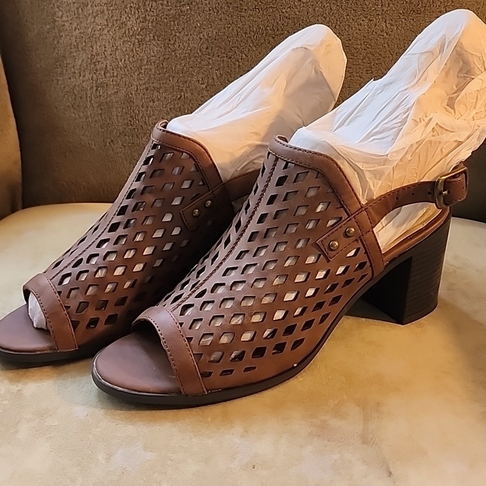 EASY STREET SANDALS Size 8.5 - Picture 3 of 8